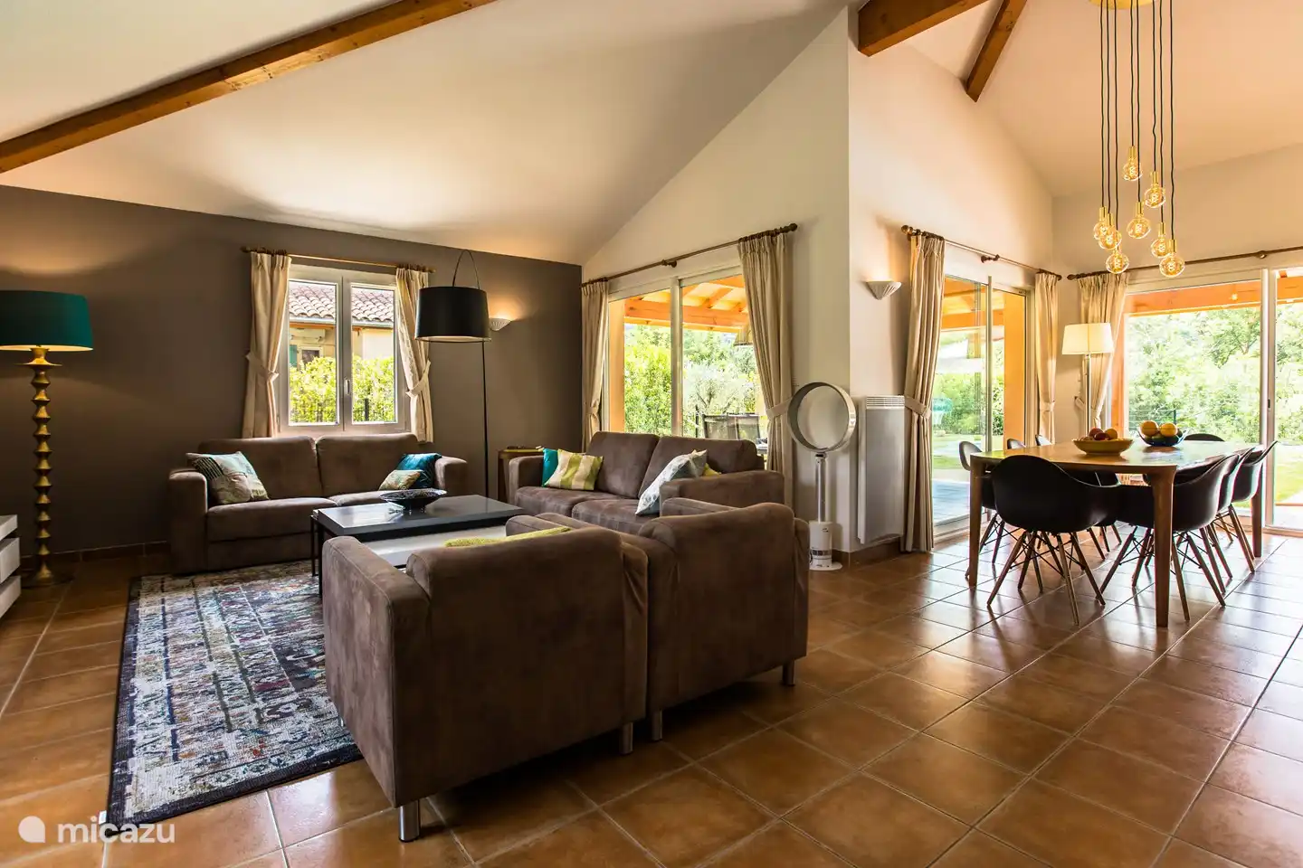 De ruime gezellige zitkamer kan helemaal open door  de schuifdeuren die op drie plaatsen in de pui zitten. U kunt heel gemakkelijk van buiten naar binnen en andersom. 