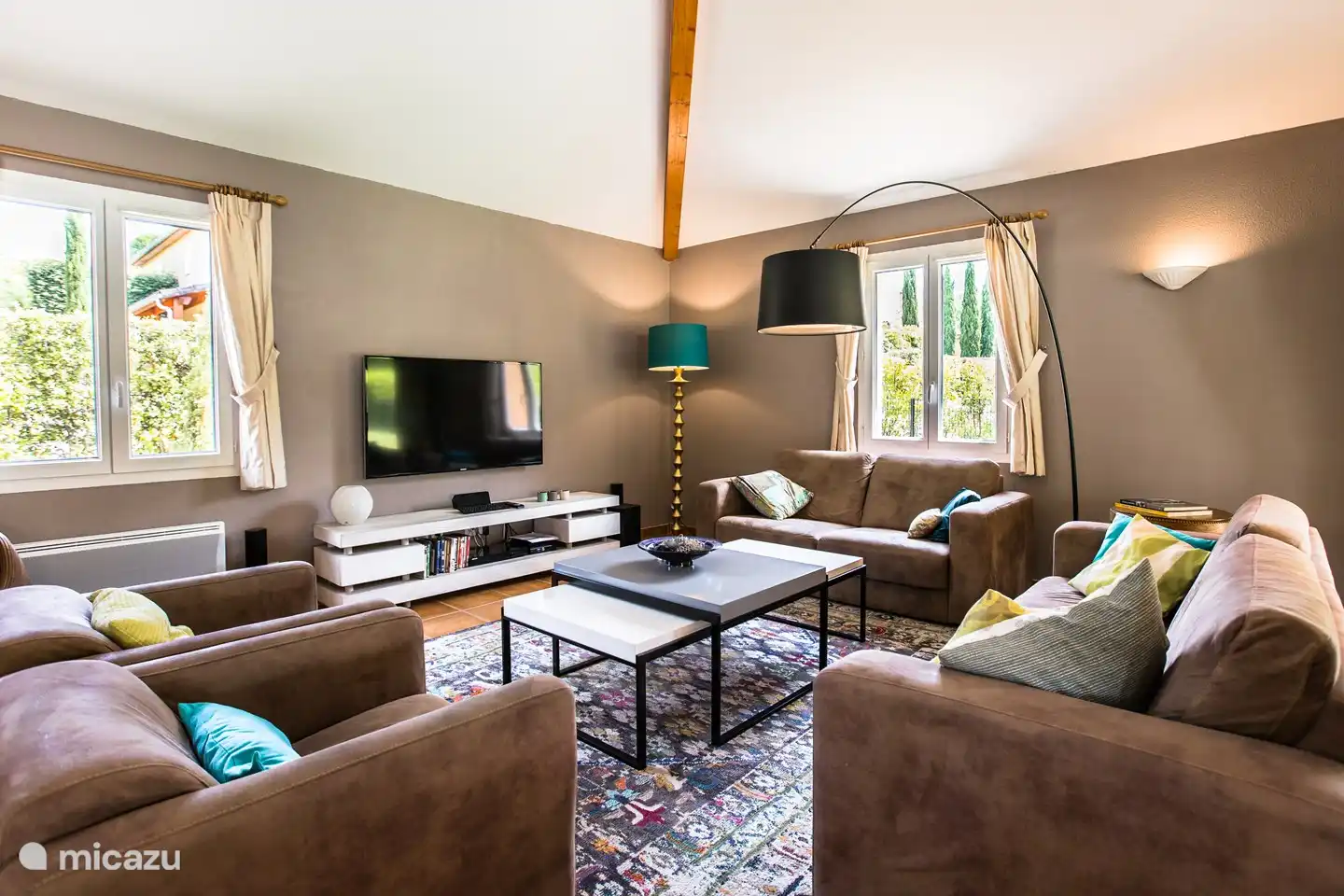 De tv die in de woonkamer staat - heeft satelliet en ook zijn de nederlandse tv zenders hierop te zien. (Uitstekende) WIFI is in het hele huis en bij het zwembad aanwezig.