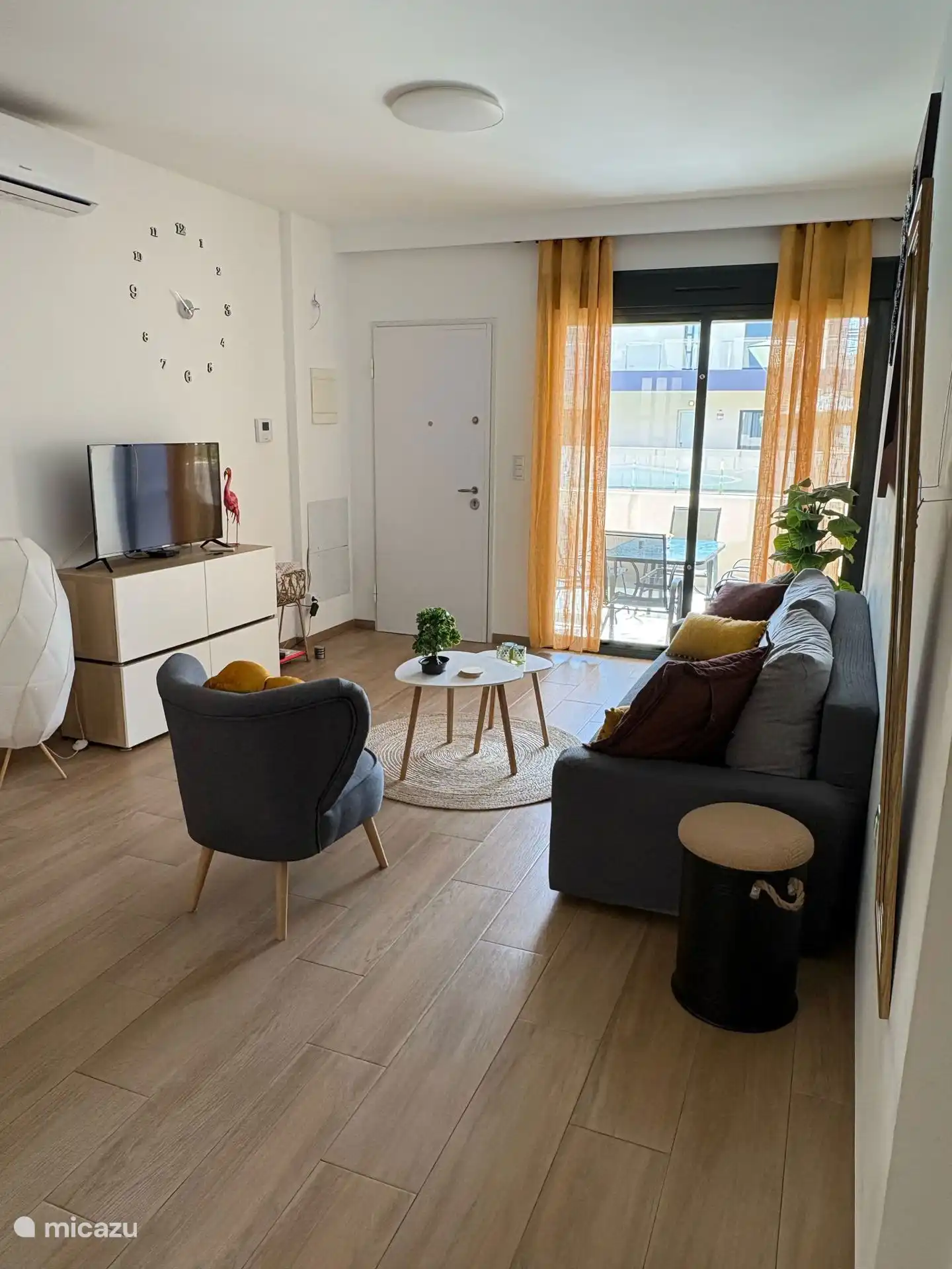 TV avec toutes les chaînes internationales, netflix, etc...... climatisation présente dans l’espace de vie air chaud et froid 