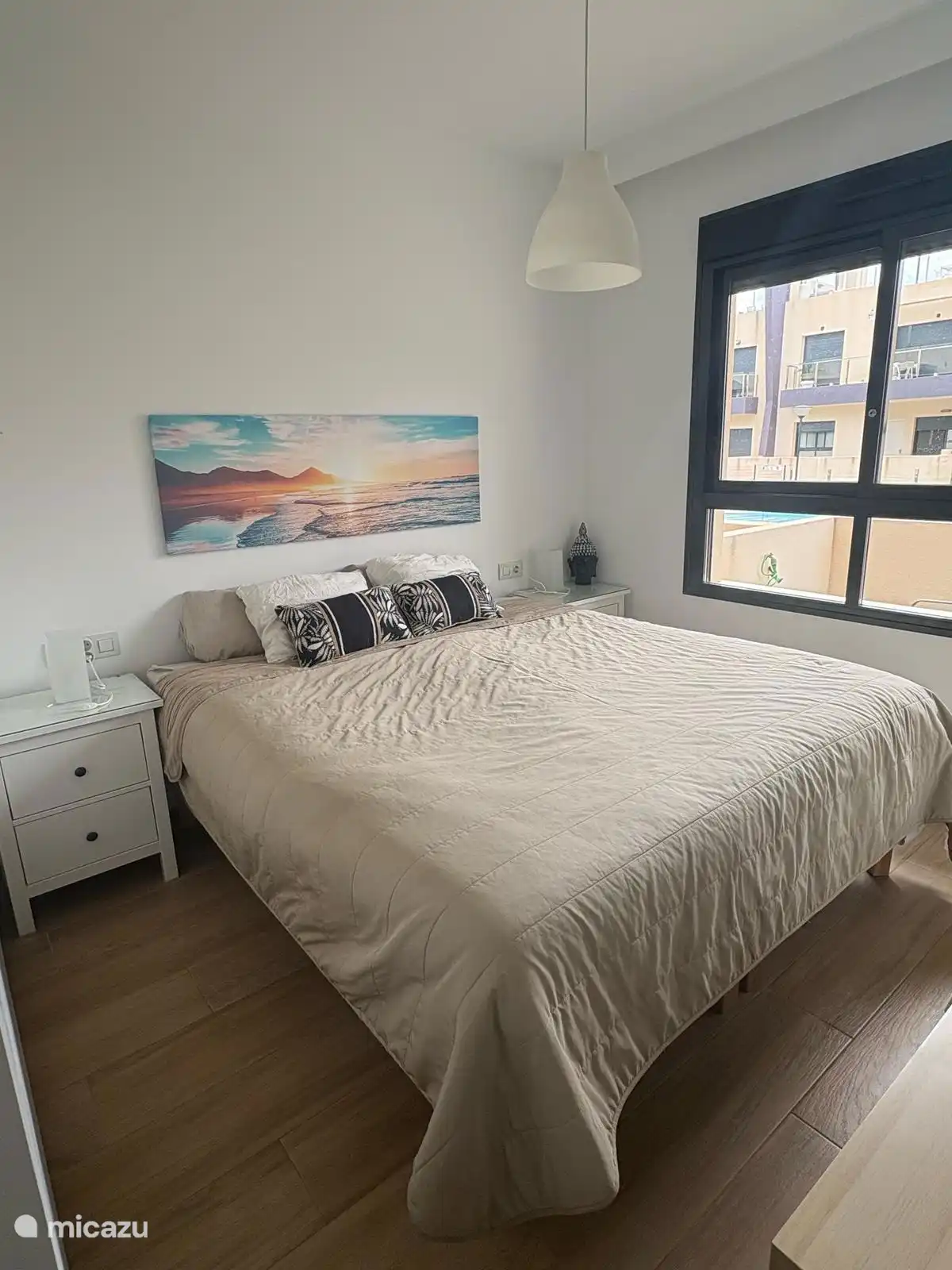 Chambre principale avec lit de couchage 180x200,2 tables de chevet et placard de toilette, avec tiroirs intégrés.