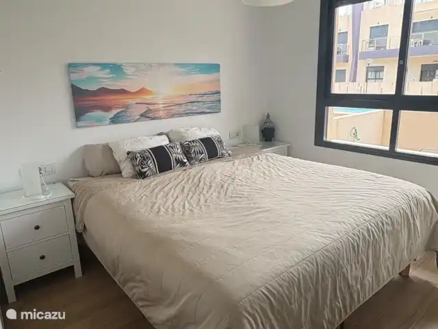 Casa lisa  | Espagne, Costa Blanca, Pilar de la Horadada - appartement Chambre principale avec lit de couchage 180x200,2 tables de chevet et placard de toilette, avec tiroirs intégrés.