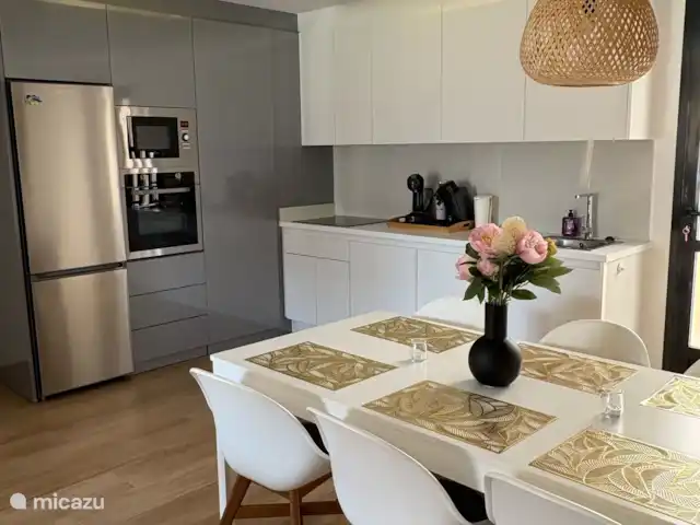 Casa lisa  | Espagne, Costa Blanca, Pilar de la Horadada - appartement Cuisine avec tout le nécessaire lave-vaisselle, micro-ondes, four, cuisinière à induction, réfrigérateur et congélateur + lave-linge