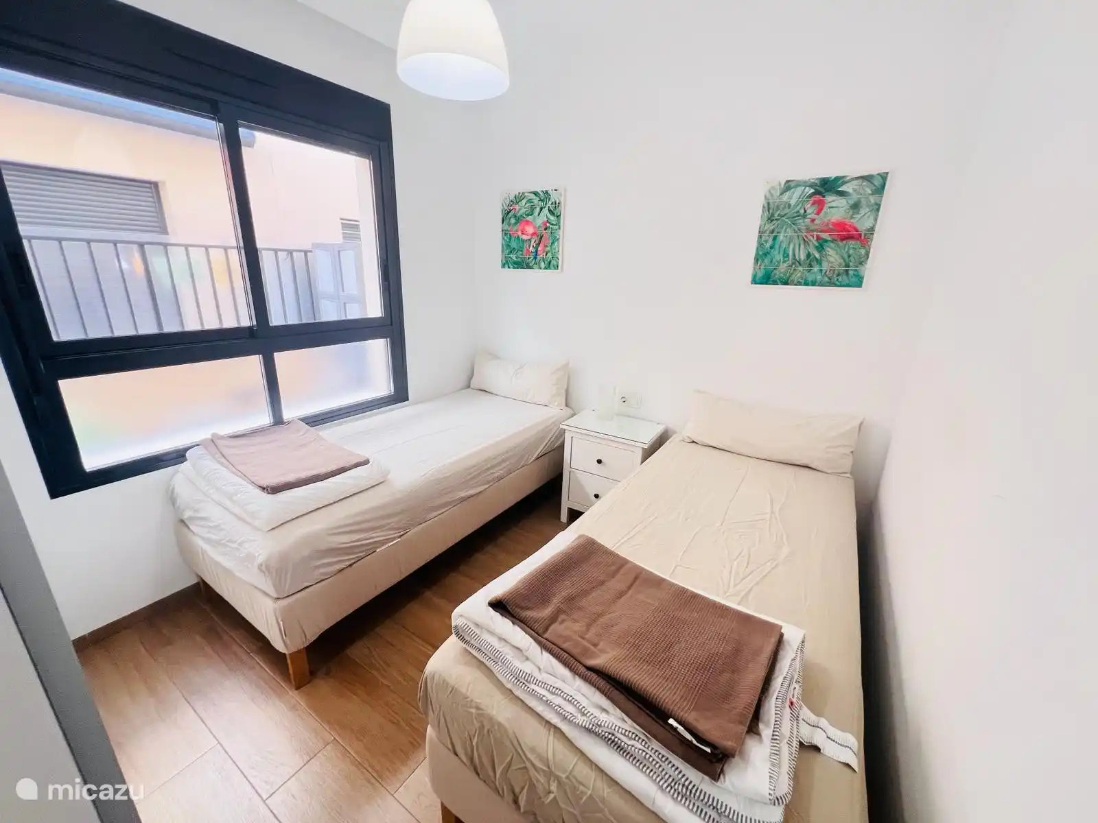 2 x 1 lit + table de chevet et armoire.