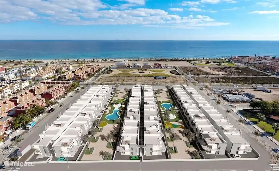 Vue aérienne de la Résidence Las Higuericas près de la belle promenade et vous pouvez marcher sans fin à droite et à gauche de la côte à droite très belle nature et port à gauche de torre de la horadada, mil palmeras ......