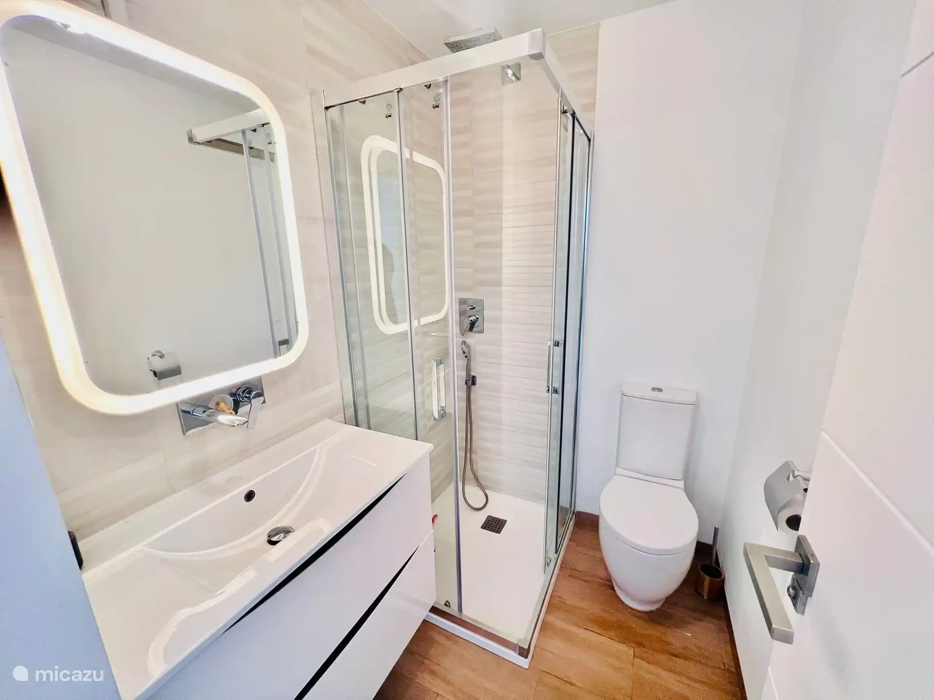 salle de bain 2 douche, toilettes et lavabo avec tiroir pour serviettes et autres.....