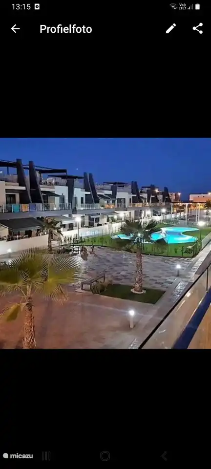 Las Higuericas de nuit.2 piscines en résidence. Aire de jeux pour enfants disponible avec gazon artificiel et surface douce pour les enfants à l’aire de jeux.