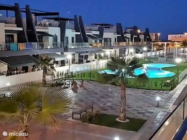 Casa lisa  | Espagne, Costa Blanca, Pilar de la Horadada - appartement Las Higuericas de nuit.2 piscines en résidence. Aire de jeux pour enfants disponible avec gazon artificiel et surface douce pour les enfants à l’aire de jeux.