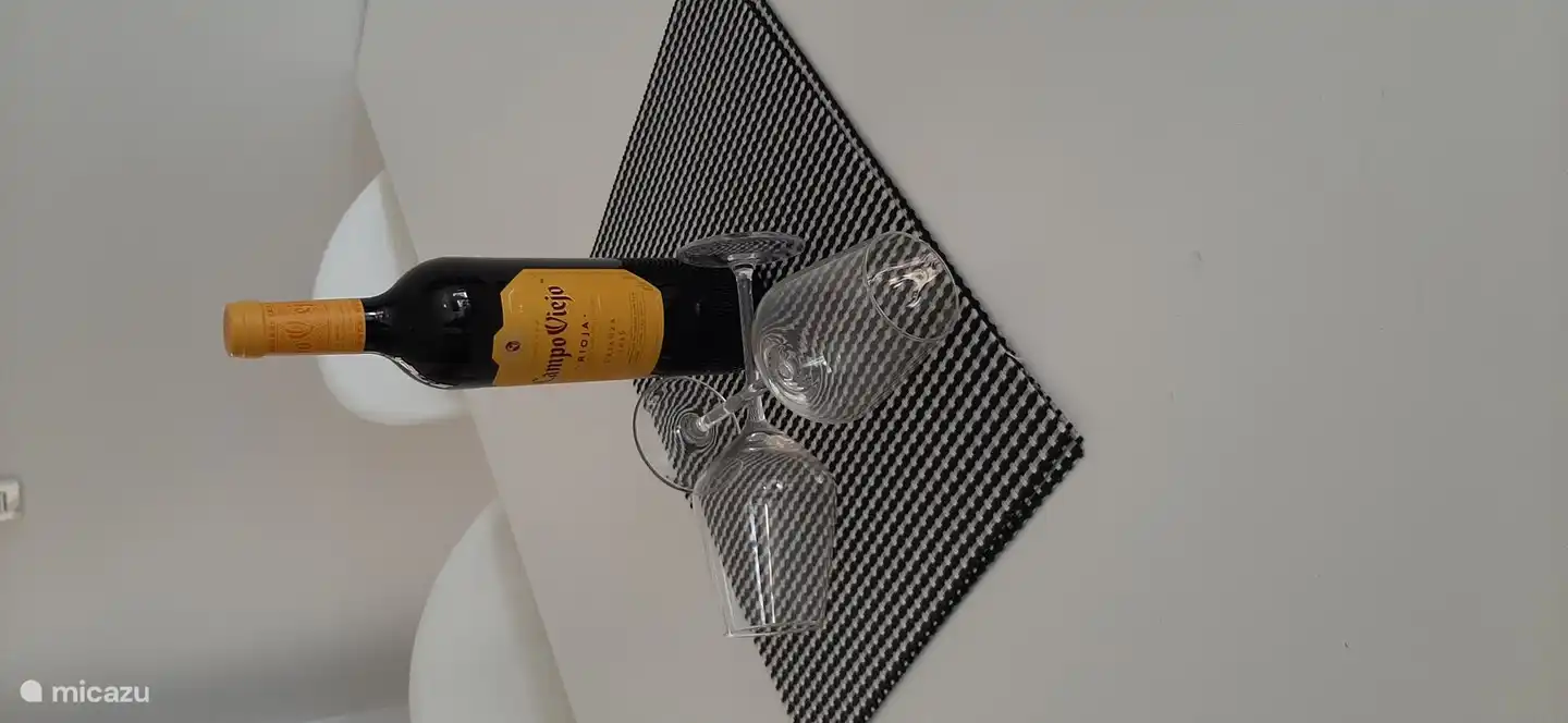 Dégustez un vin rouge espagnol en fin de soirée.