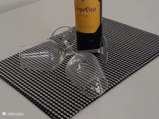 Casa lisa  | Espagne, Costa Blanca, Pilar de la Horadada - appartement Dégustez un vin rouge espagnol en fin de soirée.