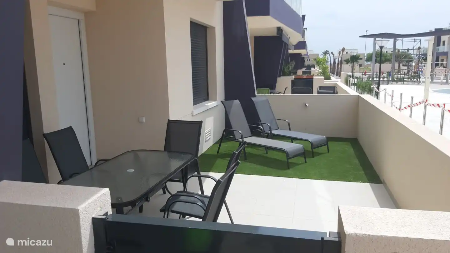 Terrasse donnant sur la piscine, soleil toute la journée sur la terrasse orientée sud. Coussins pour transats et chaises fournis.