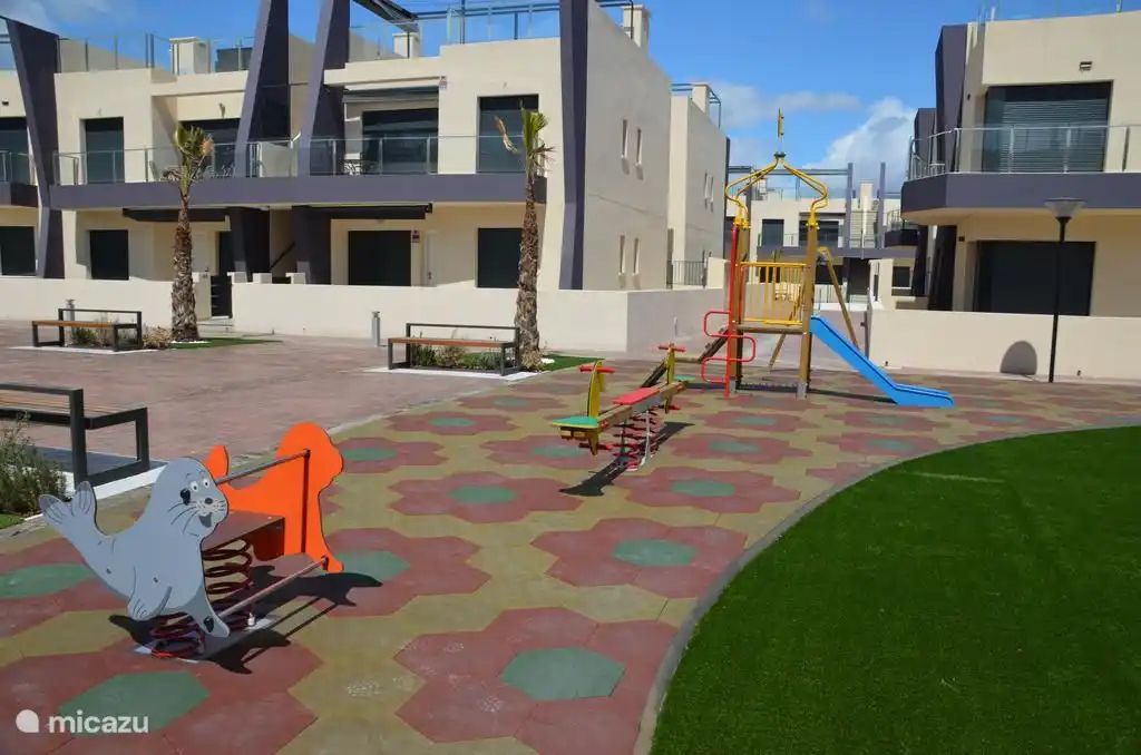 Résidence adaptée aux enfants, animation, avec surface en caoutchouc pour éviter les blessures aux enfants.