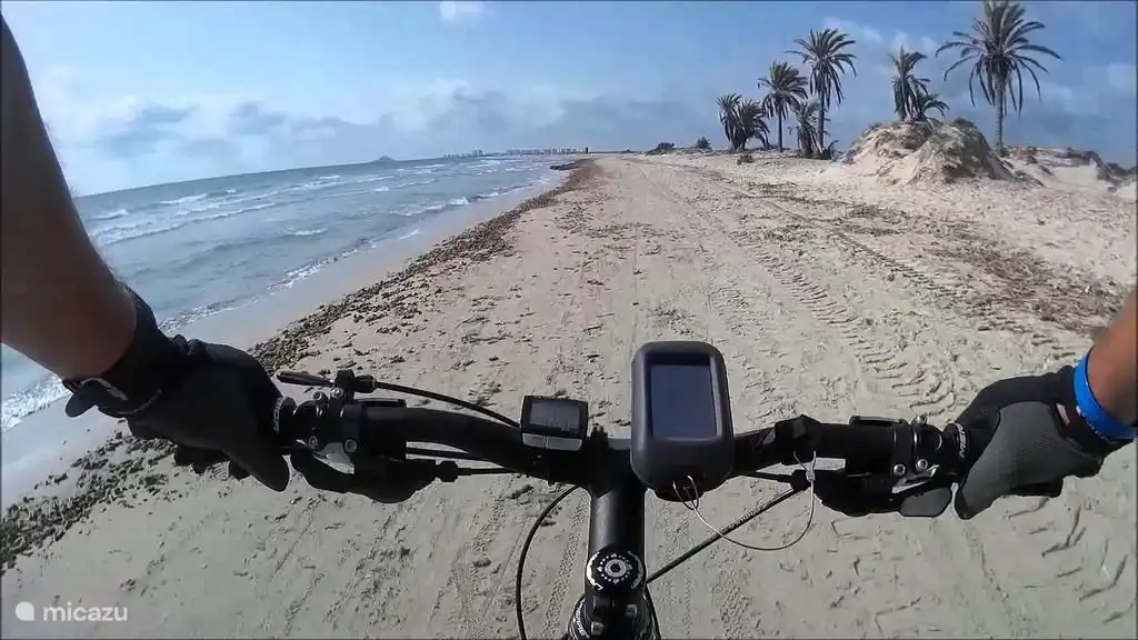 Faire du vélo dans de belles réserves naturelles le long des dunes et des lacs salés et bien sûr le magnifique littoral
