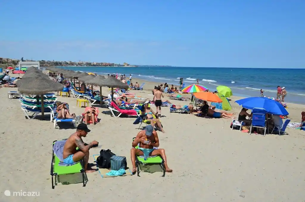 Très belle plage de sable à 3 min à pied.