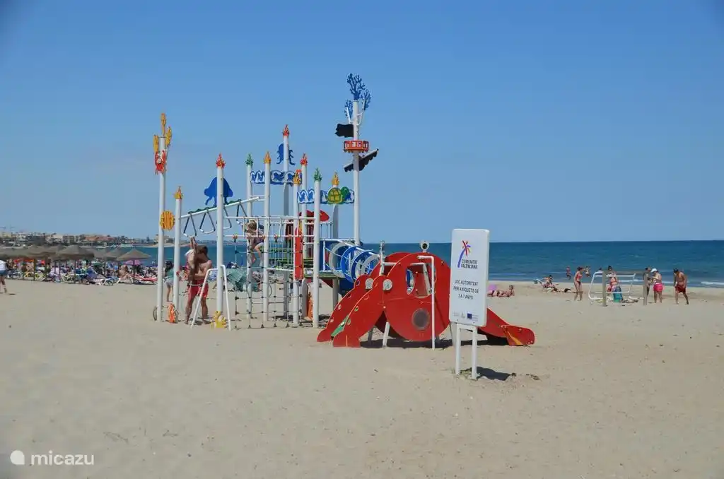 Très adapté aux enfants et belle plage de sable. Animatei sur la plage pour les enfants.