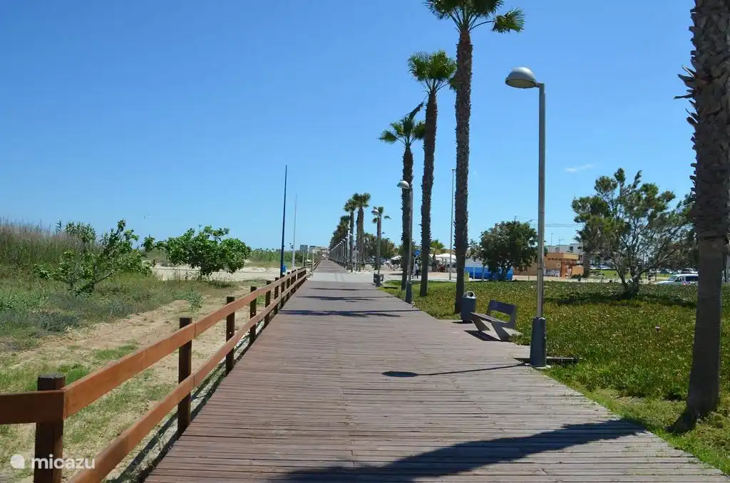 Belle promenade à 4 min à pied de la résidence Las Higuericas.