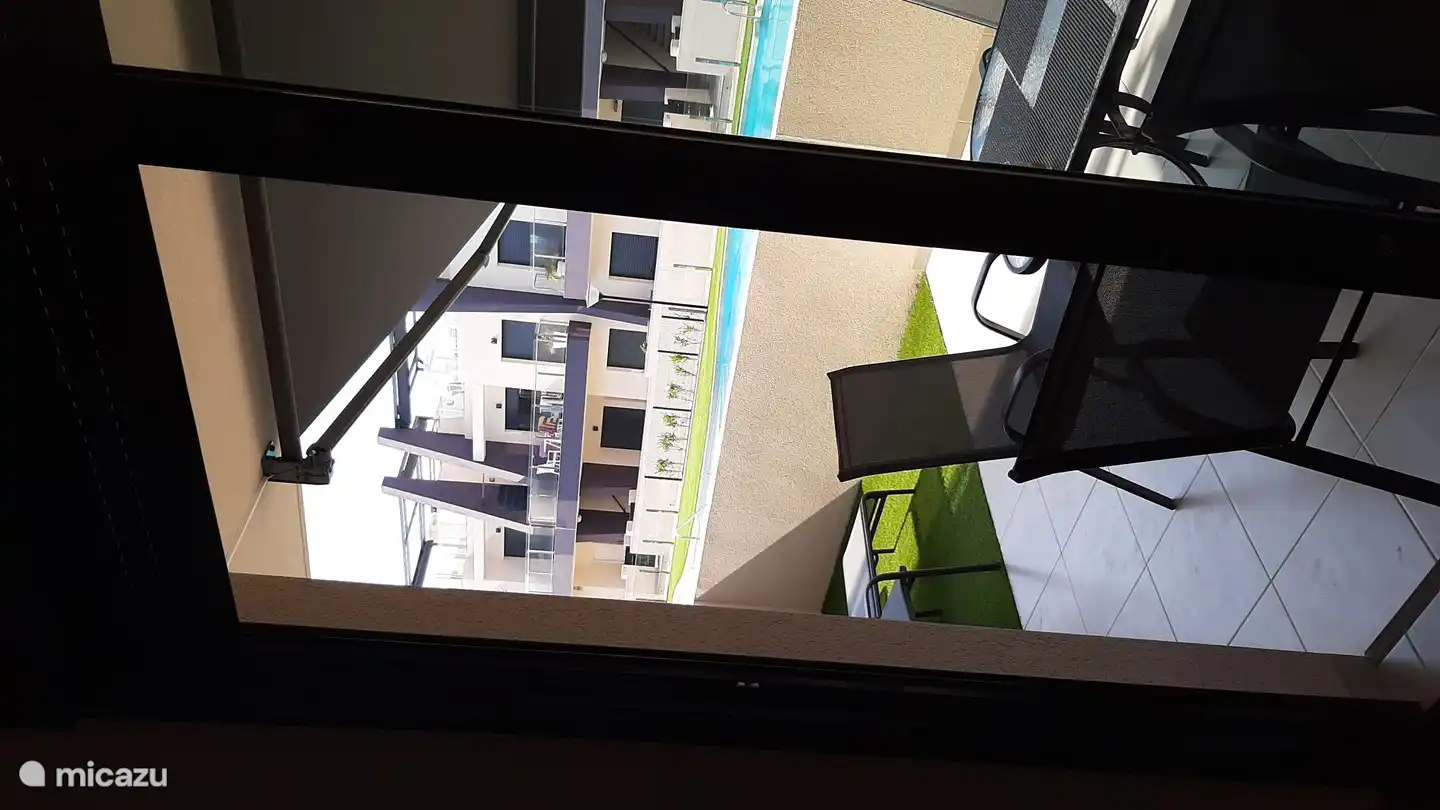 Vue sur la piscine, auvent électrique disponible 