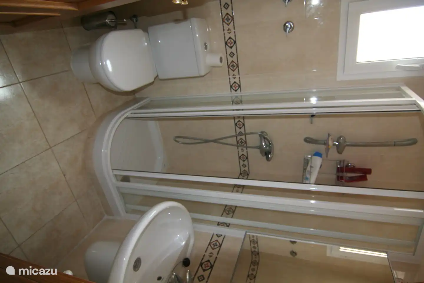 Bathroom on the ground floor with shower