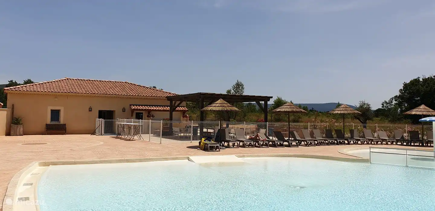 Großer Pool mit gemütlicher Terrasse neben dem Haus