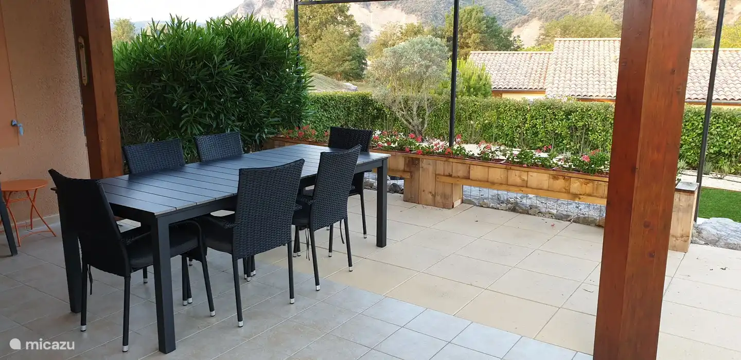 Großer Esstisch für mehr als 8 Personen zum gemütlichen Essen