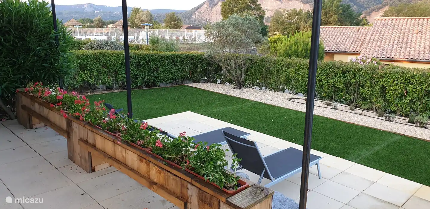 Blick auf den großen Pool und die Berge