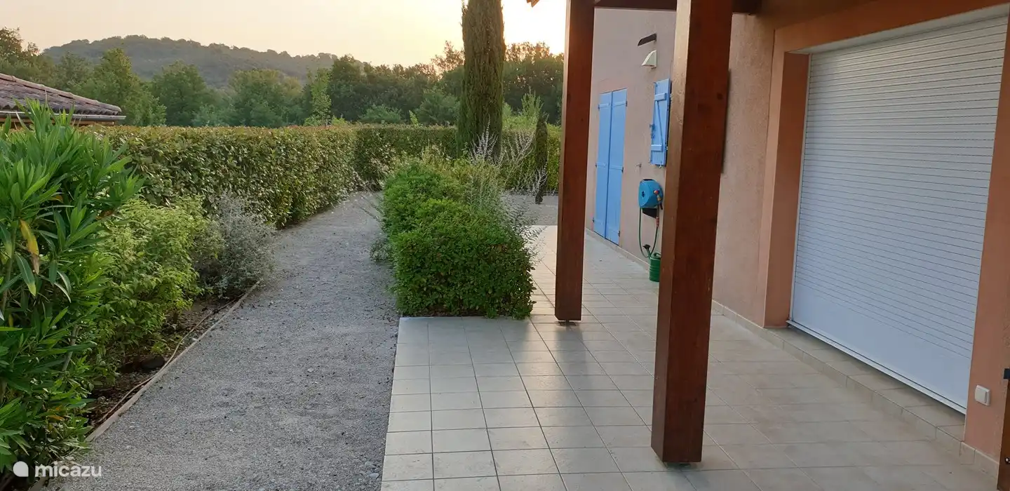 Garten rund ums Haus mit verschiedenen Terrassen