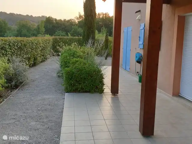 Villa Acacia | France, Ardèche, Vallon-Pont-d'Arc - villa Jardin autour de la maison avec plusieurs terrasses