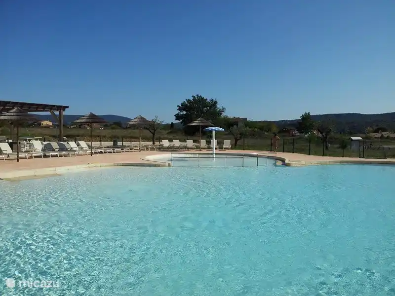 Das Schwimmbad mit Kinderbecken