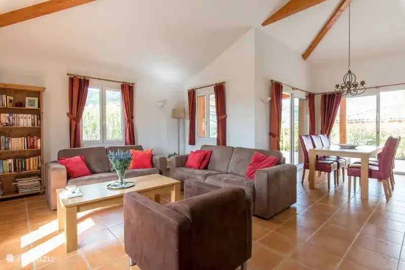 Das Bücherregal ist mit Zeitschriften und Büchern gefüllt. Sie können an der Rezeption auch Bücher und Zeitschriften ausleihen.