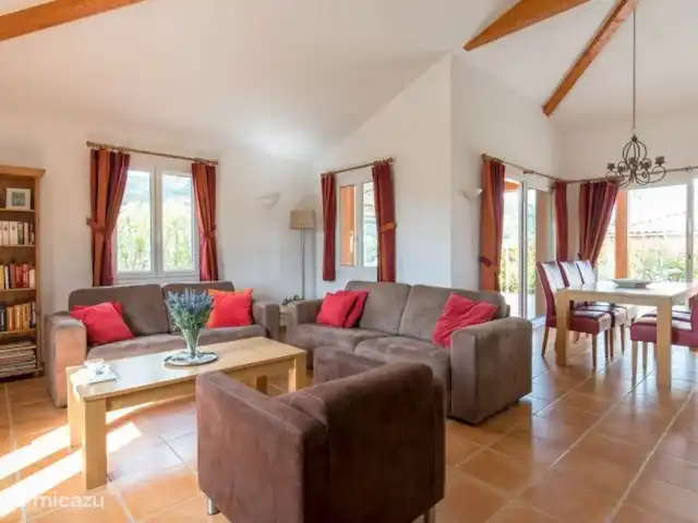 Villa Acacia | France, Ardèche, Vallon-Pont-d'Arc - villa La bibliothèque est remplie de magazines et de livres. Vous pouvez également emprunter des livres et des magazines à la réception.