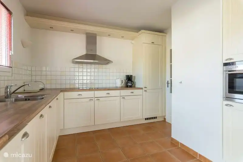 Die Küche ist komplett ausgestattet