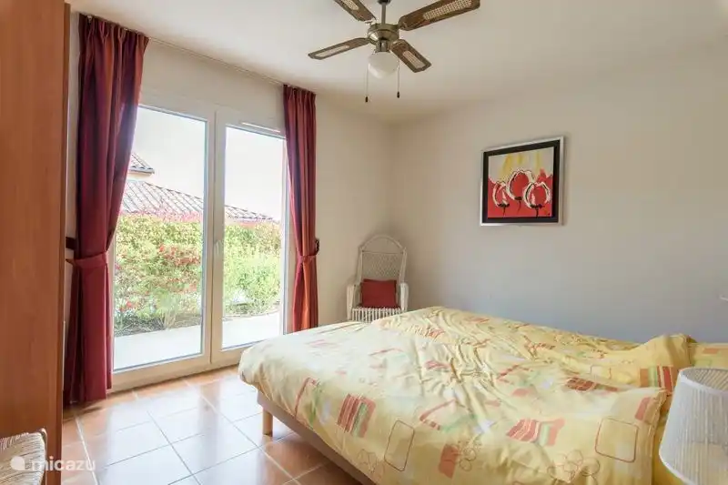 Großer Schlafwagen mit Türen zum Garten mit Klimaanlage und Ventilator.