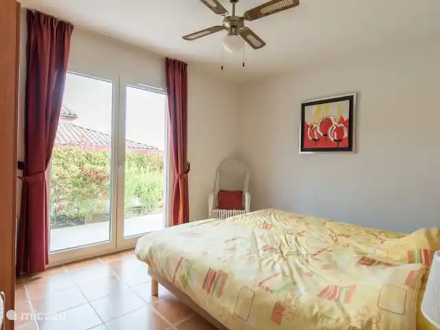 Villa Acacia | France, Ardèche, Vallon-Pont-d'Arc - villa Grande chambre avec portes-fenêtres donnant sur le jardin avec air conditionné et ventilateur.
