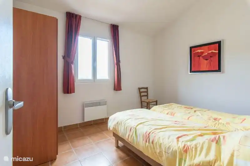 Großes Schlafzimmer im Obergeschoss mit 2 Betten und Kleiderschrank