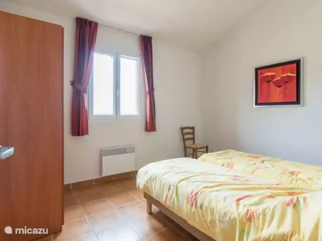 Villa Acacia | France, Ardèche, Vallon-Pont-d'Arc - villa Grande chambre au premier étage avec 2 lits et placard