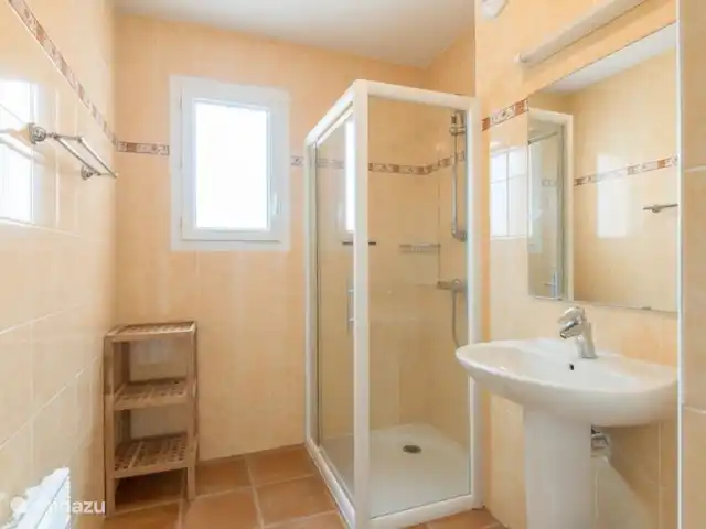 Villa Acacia | France, Ardèche, Vallon-Pont-d'Arc - villa Salle de bain au rez-de-chaussée avec douche. Salle de bain à l'étage avec baignoire