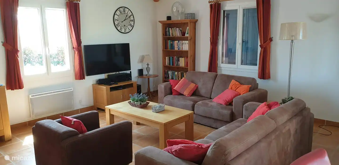 Gemütliches Wohnzimmer mit LED-Großbildfernseher, Internetradio und Stereoverstärker