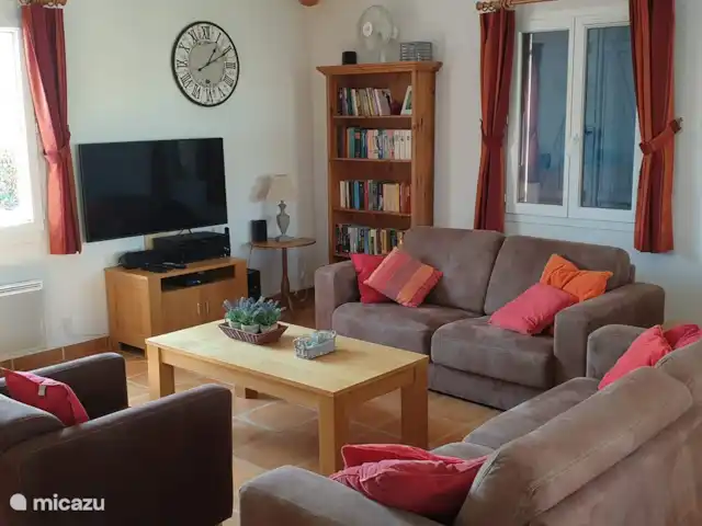 Villa Acacia | France, Ardèche, Vallon-Pont-d'Arc - villa Salon confortable avec TV LED grand écran et radio Internet et amplificateur stéréo