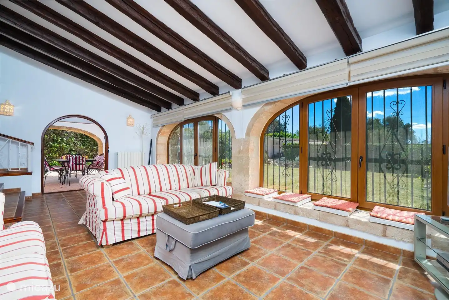 Das Wohnzimmer mit viel Tageslicht und Blick auf den Garten.