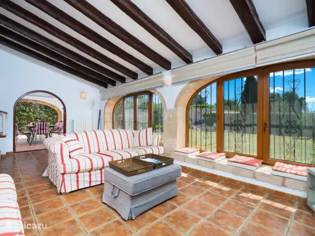 Casa Danesa | Espagne, Costa Blanca, Jávea - villa Le salon avec beaucoup de lumière naturelle et une vue sur le jardin.