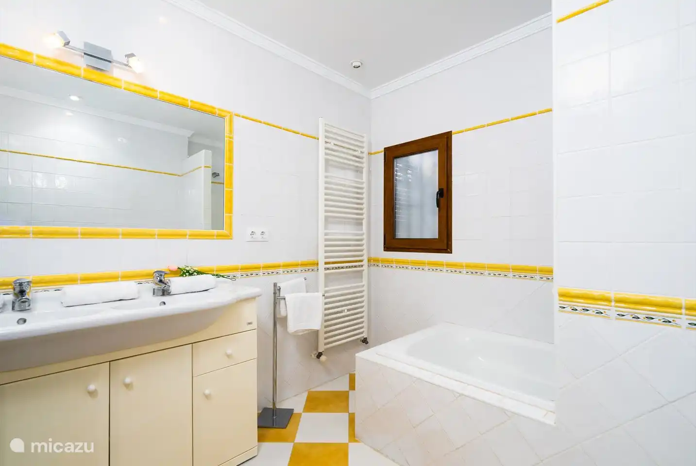 Ein geräumiges Badezimmer mit zwei Waschbecken.