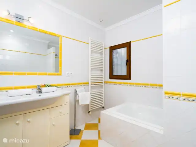 Casa Danesa | Espagne, Costa Blanca, Jávea - villa Une salle de bain spacieuse avec deux lavabos.