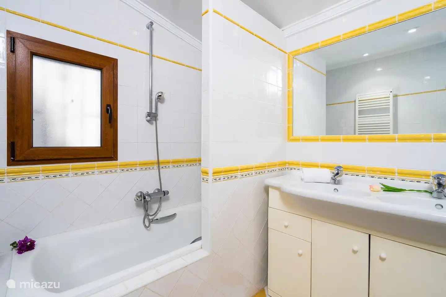 Ein geräumiges Badezimmer mit zwei Waschbecken.