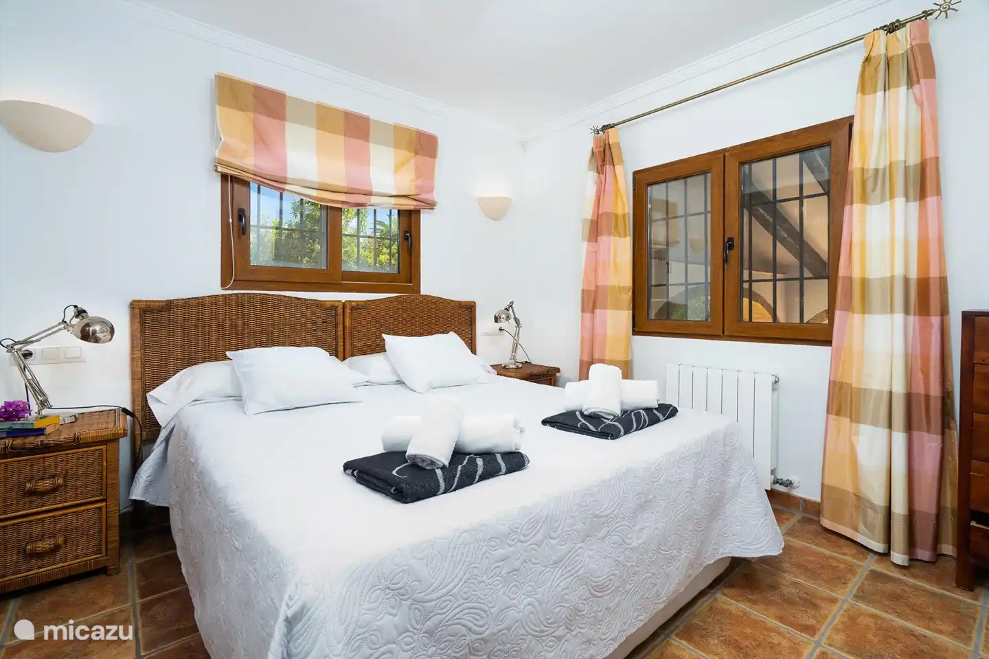 Ein geräumiges Schlafzimmer mit Doppelbett und Klimaanlage.