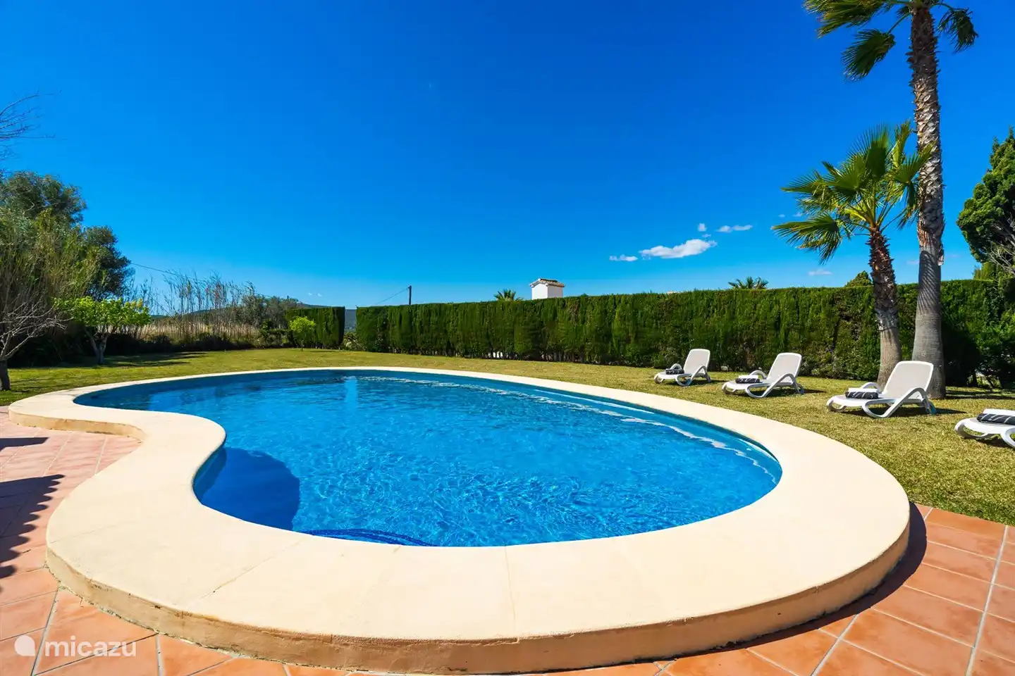 Um das Glück abzurunden, gibt es neben dem Pool eine überdachte Terrasse mit einem großen Gasgrill, der viele Abende voller Genuss garantiert.