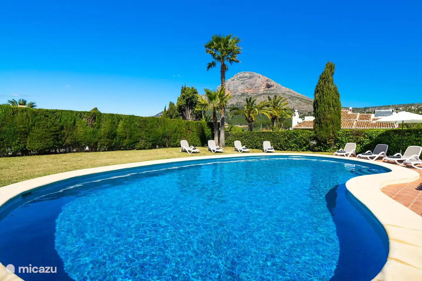 Geräumiger Swimmingpool in einem weitläufigen Garten mit Blick auf den Montgo.