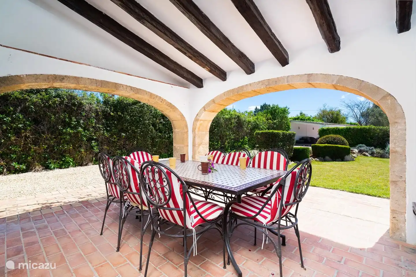 Der Esstisch im Freien, an dem Sie bis in die späten Sommerabende genießen können.