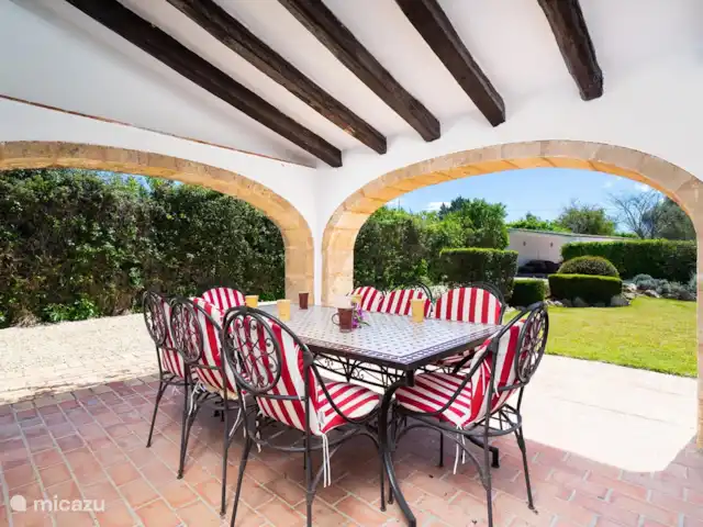 Casa Danesa | Espagne, Costa Blanca, Jávea - villa La table à manger à l'extérieur où vous pourrez encore profiter des soirées de fin d'été.