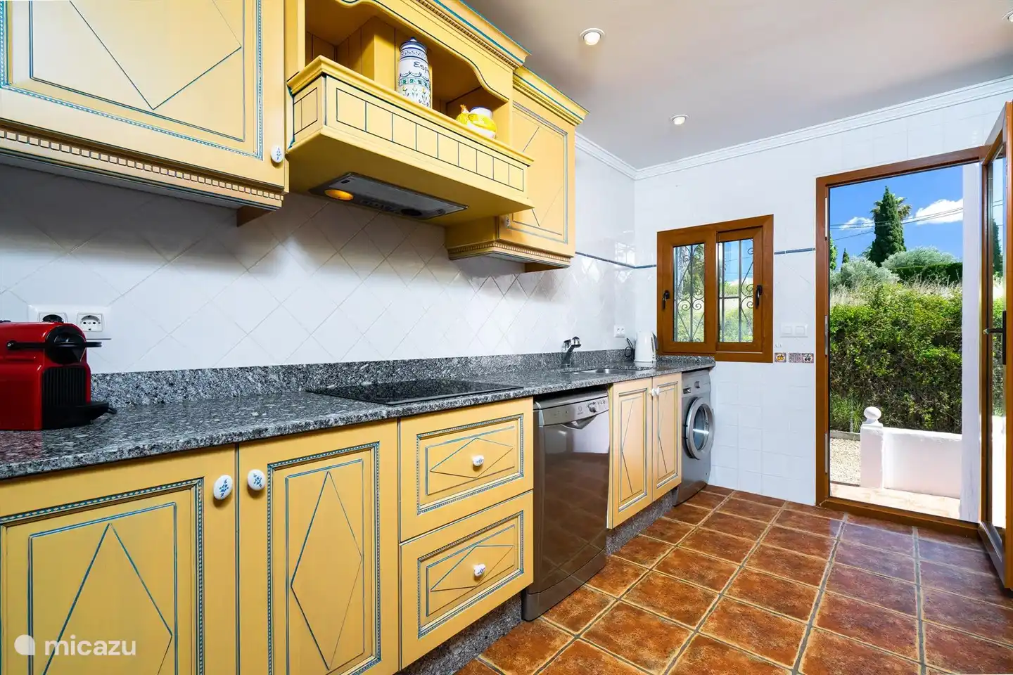 Eine geräumige Küche und verfügt über alle Annehmlichkeiten.