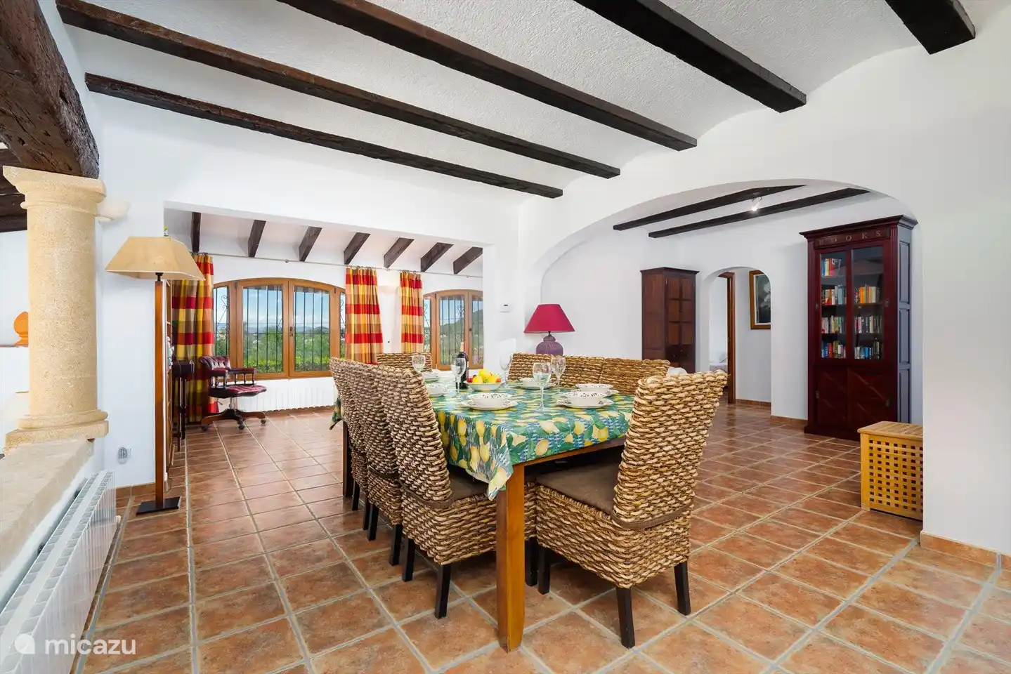 Das geräumige Wohnzimmer mit Essbereich.