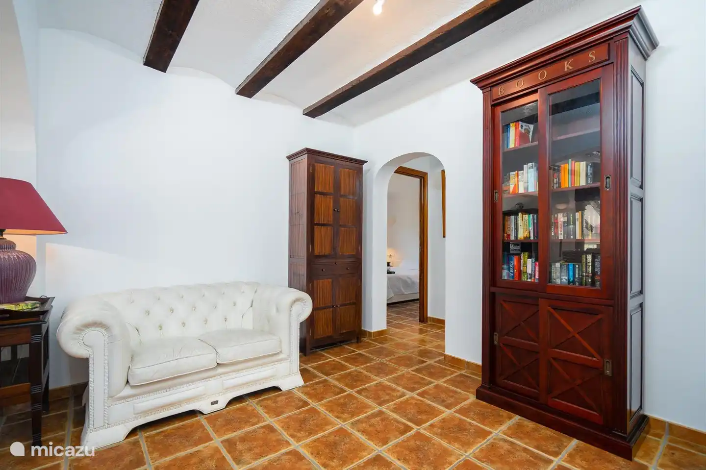 Eine Halle mit einem Sofa, wo Sie ein gutes Buch genießen können.